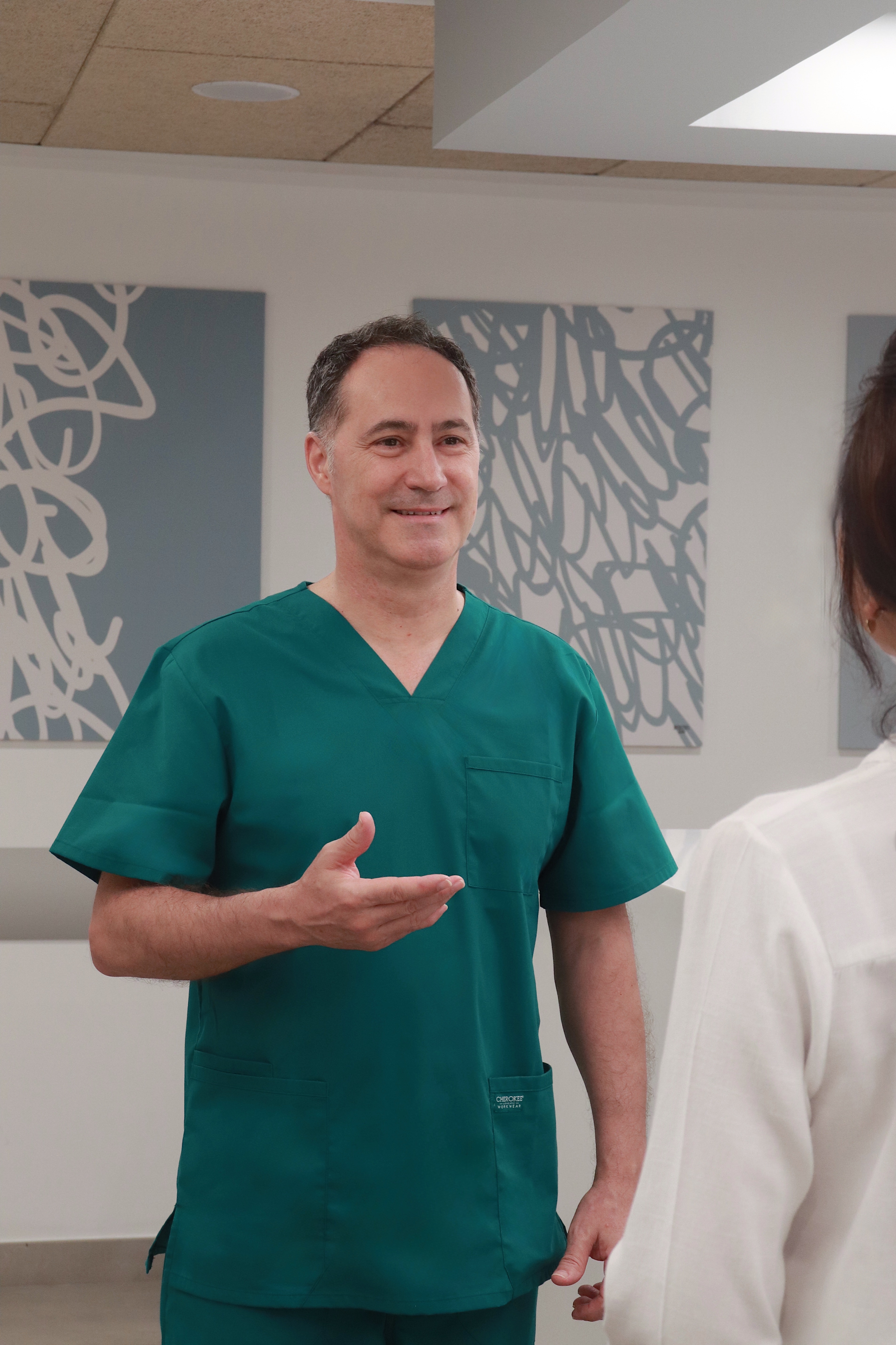 Dr. Jack, cardiólogo en Panamá, especialista en Imagen Cardíaca, junto a equipo de tomografía avanzada.